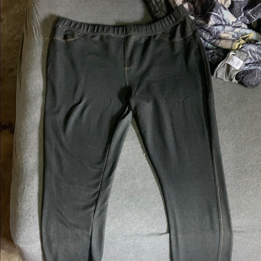 Sleek Black Leggings with Back Pockets